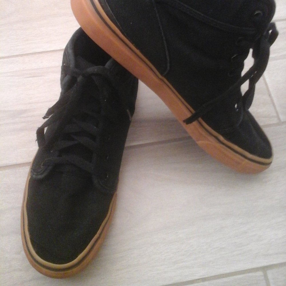 Fila Black Canvas Lace Up Sneakers Size 7.5M Make Offer